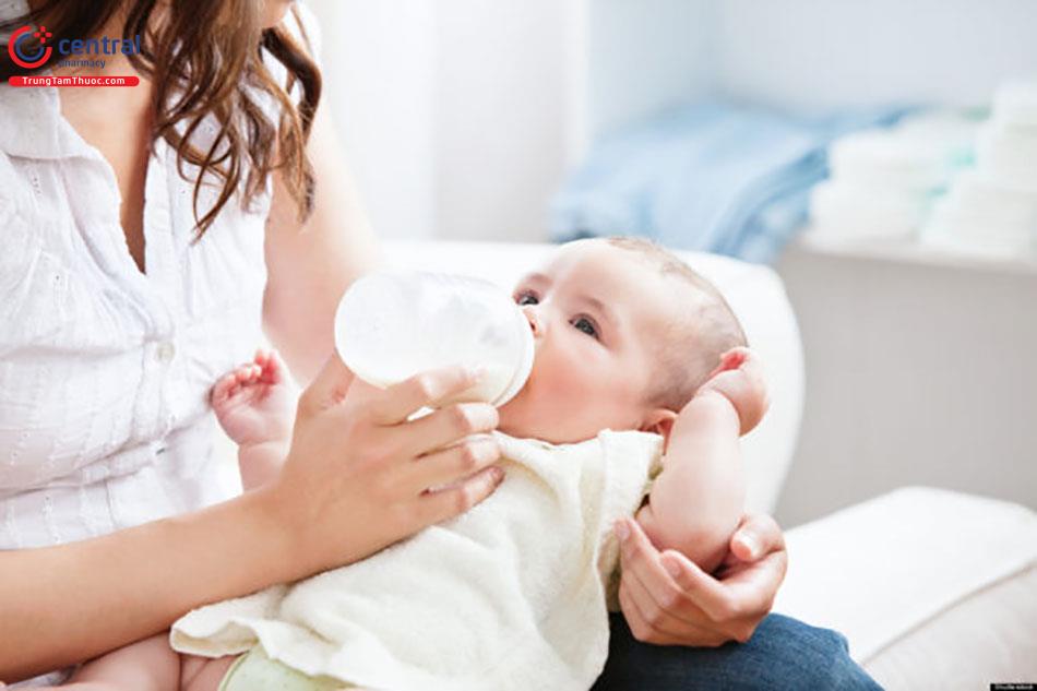 Trẻ uống sữa công thức
