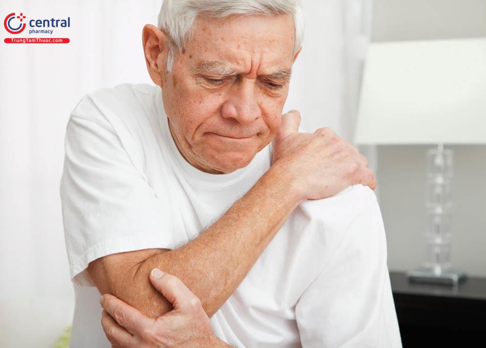 Người già bị bệnh về xương khớp
