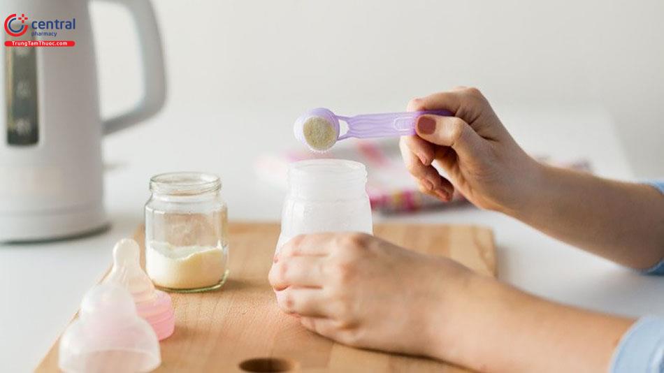  Sữa bột pha xong để được bao lâu?
