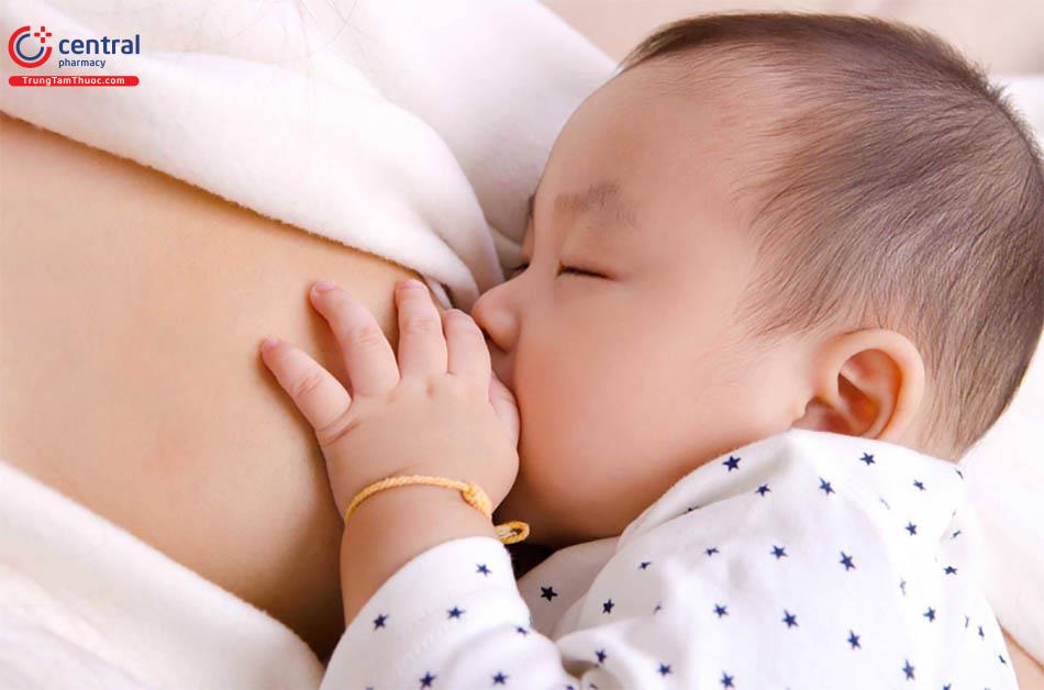 Sữa mẹ cung cấp nhiều dưỡng chất cần thiết cho trẻ